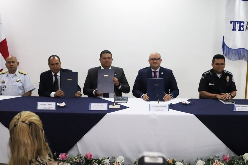 El ministro de Seguridad Pública, Juan Manuel Pino y el magistrado presidente del Tribunal Electoral (TE), Alfredo Juncá firmaron el convenio para las elecciones de 2024. El ministro de Seguridad Pública, Juan Manuel Pino y el magistrado presidente del Tribunal Electoral (TE), Alfredo Juncá firmaron el convenio para las elecciones de 2024.