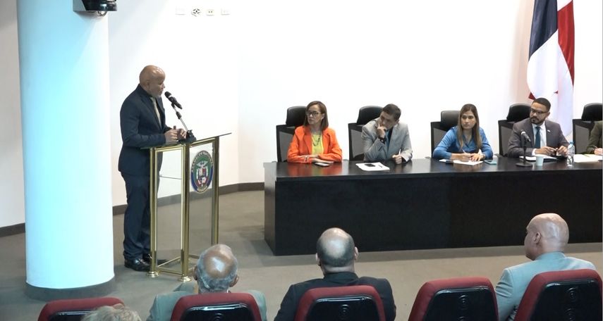 Diputados independientes entrevistan candidatos a contralor