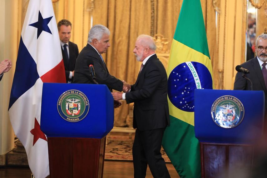 Mulino y Lula da Silva estrecharon manos tras el acuerdo.