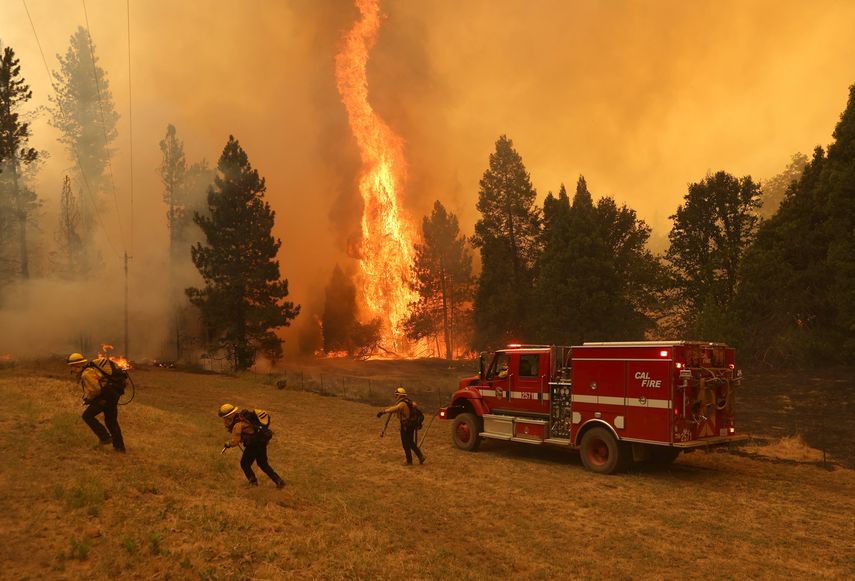 Incendio forestal arrasa en California tras ola de calor