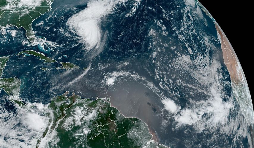 Ernesto se degradó a tormenta tropical este sábado tras azotar las Bermudas con lluvias torrenciales y fuertes vientos, dejando sin electricidad a gran parte de ese territorio británico en el Atlántico antes de seguir su trayectoria hacia el este de Canadá. Ernesto se degradó a tormenta tropical este sábado tras azotar las Bermudas con lluvias torrenciales y fuertes vientos, dejando sin electricidad a gran parte de ese territorio británico en el Atlántico antes de seguir su trayectoria hacia el este de Canadá.
