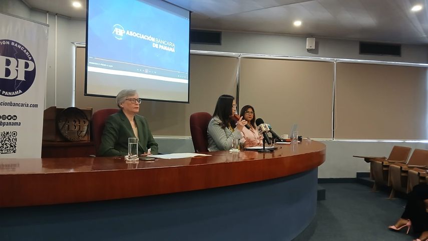 Miembros de la Asociación Bancaria de Panamá (ABP) brindaron detalles del congreso en conferencia de prensa.
