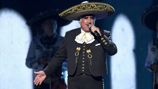 Cantante Vicente Fernández internado en condición grave