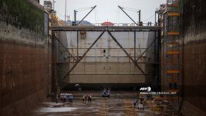 Canal de Panamá lava la cara de sus compuertas centenarias