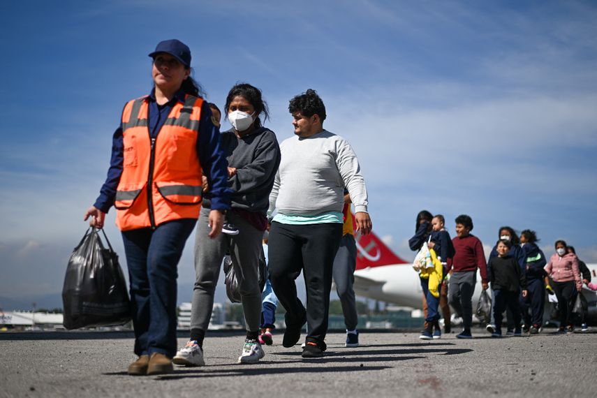 Estados Unidos dará $1,000 extra a indocumentados que acepten autodeportarse