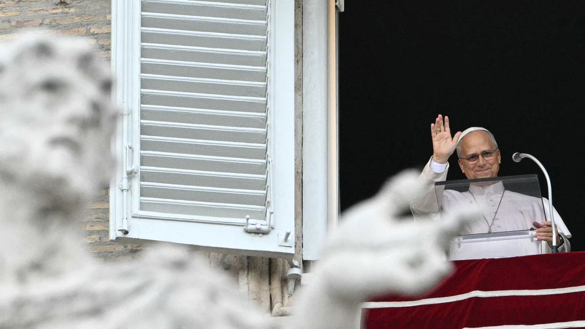 El papa León XIV saludó a miles de personas congregadas en la plaza de San Pedro del Vaticano este domingo, sonriendo, y afirmó que retomará el trabajo progresivamente después de su operación por un cáncer de pulmón. El papa León XIV saludó a miles de personas congregadas en la plaza de San Pedro del Vaticano este domingo, sonriendo, y afirmó que retomará el trabajo progresivamente después de su operación por un cáncer de pulmón.