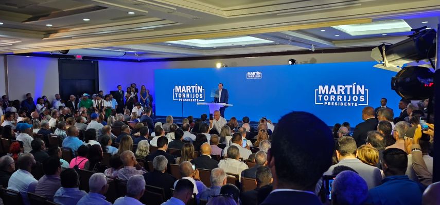 Esta admisión fue entregada a Martín Torrijos Espino por César Espinoza, del Tribunal Ético Electoral del PP; Daniel Brea, presidente del colectivo; y Cirilo Salas, secretario general. 