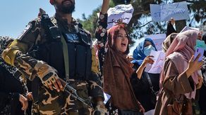 Mujeres afganas protestan contra maquinaria criminal de talibanes