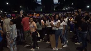 Un grupo de ciudadanos se reunieron en las inmediaciones de Asamblea Nacional exigiendo respuestas por este caso.