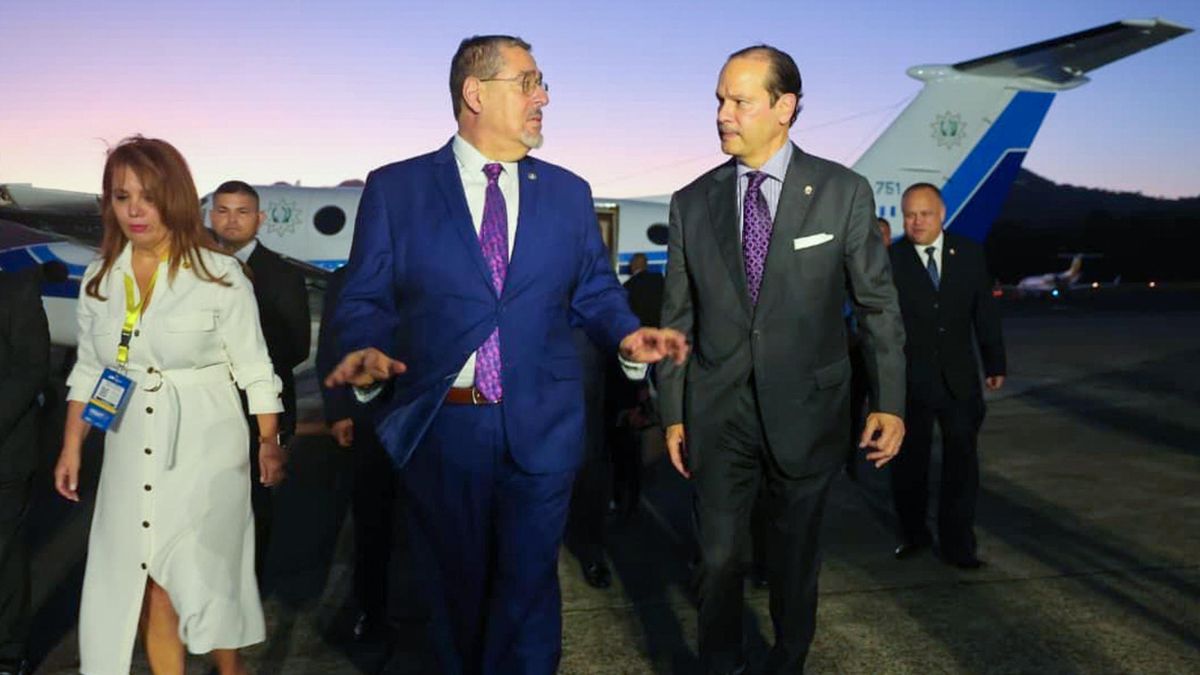 El presidente de Guatemala, Bernardo Arévalo, arribó este martes a Panamá para participar el miércoles en la instalación de la segunda edición del Foro Económico Internacional América Latina y el Caribe 2026, bautizado como el Davos latinoamericano, junto a otros siete dignatarios de la región. El presidente de Guatemala, Bernardo Arévalo, arribó este martes a Panamá para participar el miércoles en la instalación de la segunda edición del Foro Económico Internacional América Latina y el Caribe 2026, bautizado como el Davos latinoamericano, junto a otros siete dignatarios de la región.