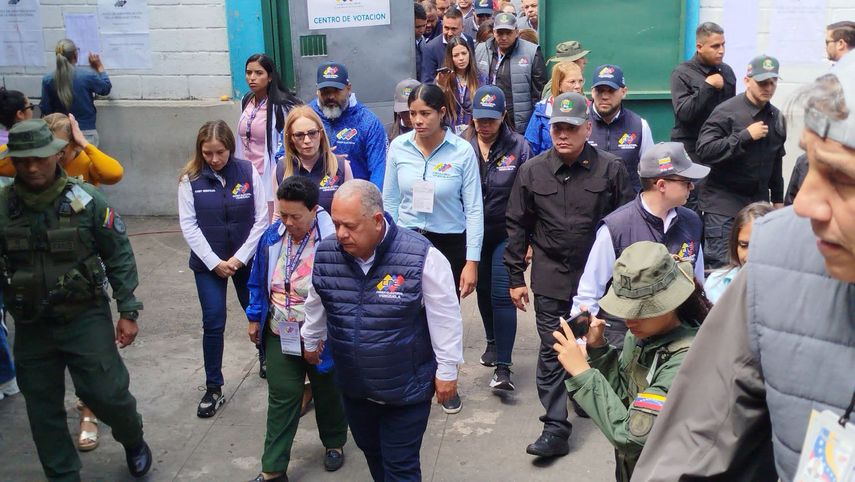 Edmundo González Urrutia y Nicolás Maduro ejercen su derecho al voto Edmundo González Urrutia y Nicolás Maduro ejercen su derecho al voto