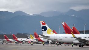La suspensión de vuelos hacia Venezuela, en respuesta a la alerta emitida por EE.UU. para extremar la precaución al sobrevolar ese país, elevó este domingo la tensión en la región al ascender a siete las aerolíneas que tomaron esa decisión en momentos en que el Gobierno de Donald Trump mantiene un despliegue militar en el Caribe.&nbsp;