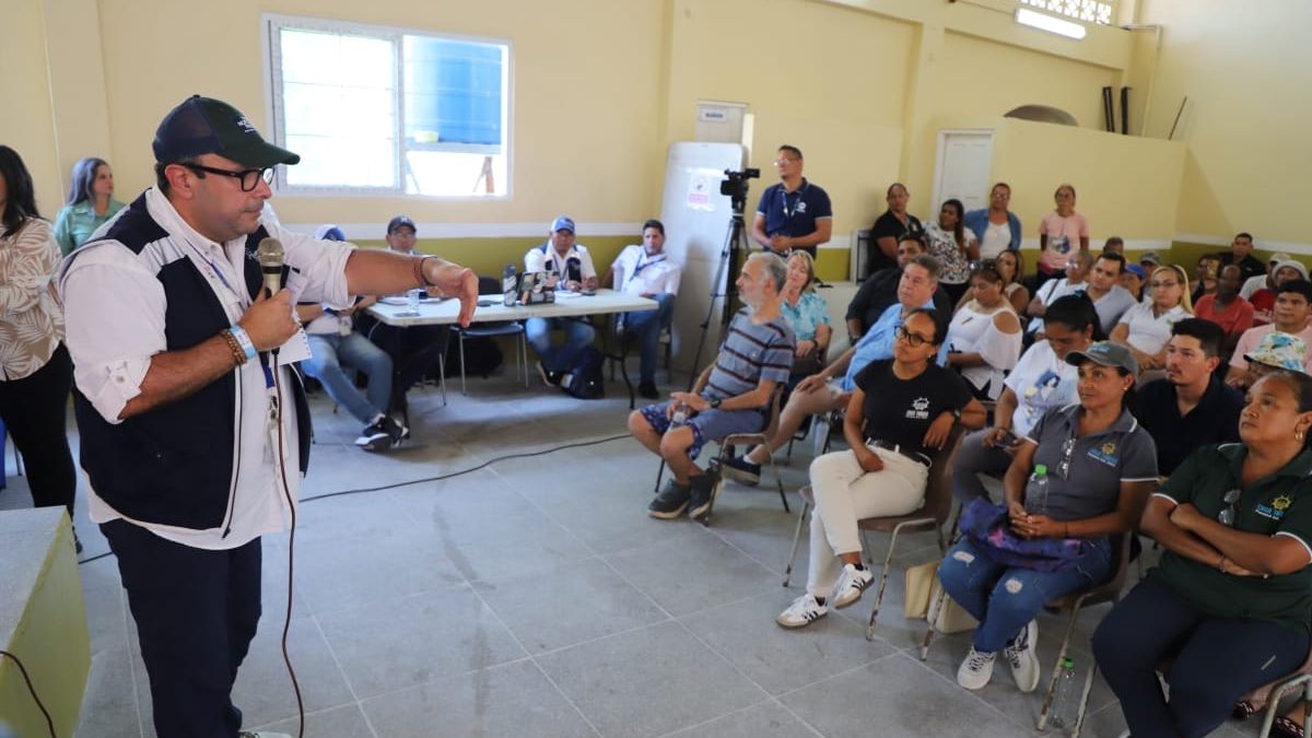 La Defensoría del Pueblo, a través de su titular, Eduardo Leblanc González, sostuvo este viernes un encuentro con residentes de la isla de Taboga para escuchar de primera mano sus inquietudes ante el reciente incremento en los pasajes del transporte marítimo y las diferencias entre las empresas que prestan este servicio. La Defensoría del Pueblo, a través de su titular, Eduardo Leblanc González, sostuvo este viernes un encuentro con residentes de la isla de Taboga para escuchar de primera mano sus inquietudes ante el reciente incremento en los pasajes del transporte marítimo y las diferencias entre las empresas que prestan este servicio.