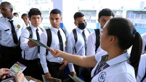 Estudiantes graduandos reciben orientación para elegir carreras profesional