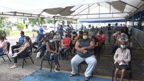 Autoridades iniciaron vacunación a pacientes crónicos en medio de reclamos