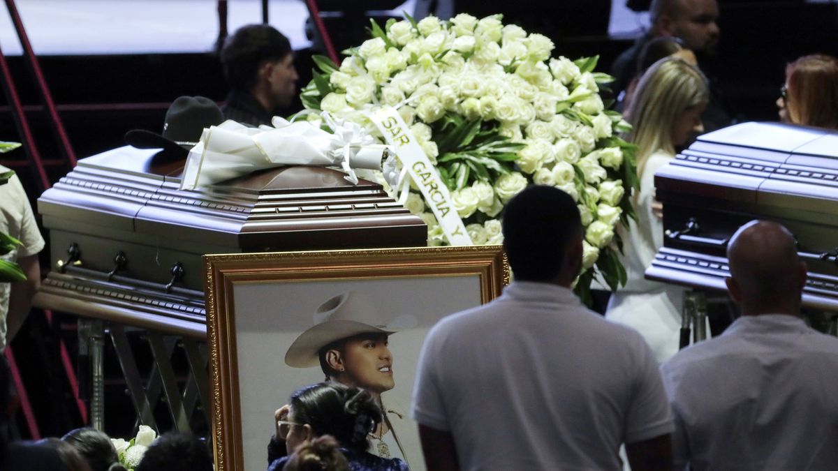 En un ambiente más cercano a la celebración que al duelo, en el Movistar Arena de Bogotá, Colombia, miles de personas se dieron cita este miércoles para acompañar en un homenaje póstumo al cantante colombiano de música popular Yeison Jiménez, quien murió el pasado sábado en un accidente de avión en el centro del país. En un ambiente más cercano a la celebración que al duelo, en el Movistar Arena de Bogotá, Colombia, miles de personas se dieron cita este miércoles para acompañar en un homenaje póstumo al cantante colombiano de música popular Yeison Jiménez, quien murió el pasado sábado en un accidente de avión en el centro del país.
