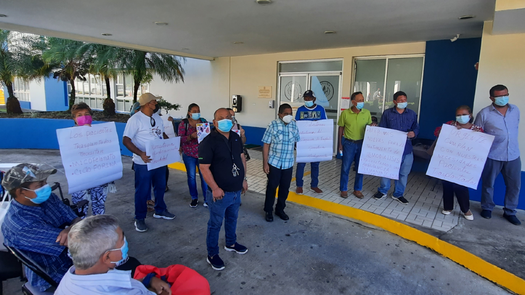 Pacientes de hemodiálisis protestan en las afueras del Hospital Regional