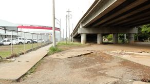 El único puente vehicular que se construyó en David no ha sido terminado en más de 10 años en la parte de abajo donde conecta con la interamericana, según las autoridades por cuestiones legales.