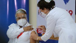 Una enfermera recibe la primera vacuna contra la Covid-19 en Panamá