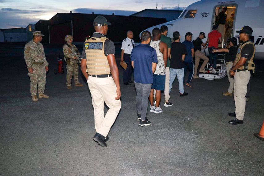 Panamá ha deportado a 489 colombianos en 14 vuelos en lo que va de 2024