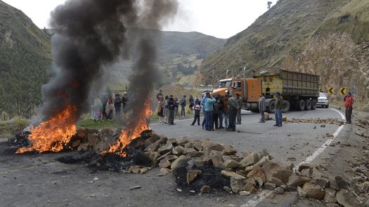 Indígenas protestan y cierran vías en medio de estado de excepción en Ecuador