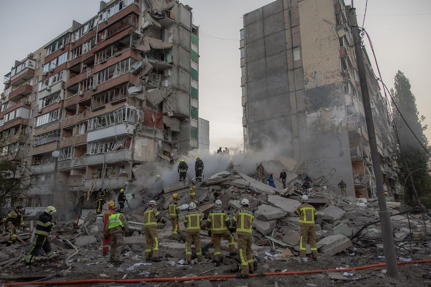 Rusia bombardeó intensamente Kiev la madrugada del jueves con cientos de drones y decenas de misiles en un ataque que dejó al menos cinco muertos y hace desvanecer aún más las esperanzas de poner fin a la prolongada invasión de Moscú.