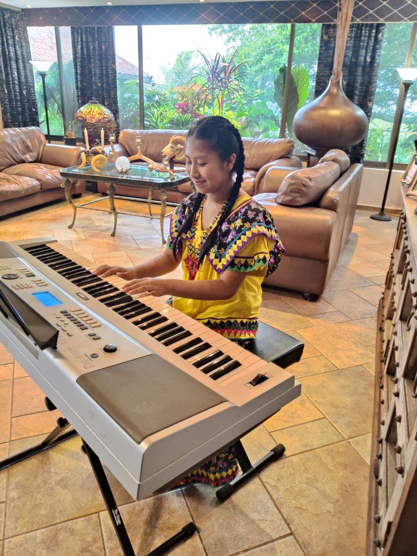 Aymara Montero, una niña panameña de 12 años oriunda de la Comarca Ngäbe Buglé, representa a Panamá en la duodécima edición del festival internacional “Pura Vida Piano Experience”, que se celebrara hasta el 14 de julio en Costa Rica. Aymara Montero, una niña panameña de 12 años oriunda de la Comarca Ngäbe Buglé, representa a Panamá en la duodécima edición del festival internacional “Pura Vida Piano Experience”, que se celebrara hasta el 14 de julio en Costa Rica.