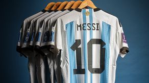 Subastan camisetas usadas por Messi en Mundial-2022 valuadas en $10 millones