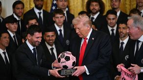 Trump incluso se tomó el tiempo para describir el gol de tiro libre del campeón mundial argentino. AFP
