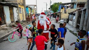 Padres cubanos hacen magia para aparecer los juguetes esta Navidad