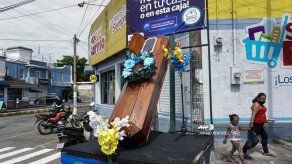 Poblado guatemalteco recurre a ataúdes en las calles para alertar sobre la covid-19