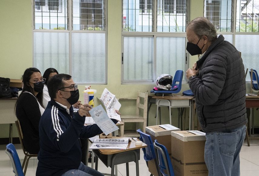 Costa Rica elige presidente entre 25 candidatos