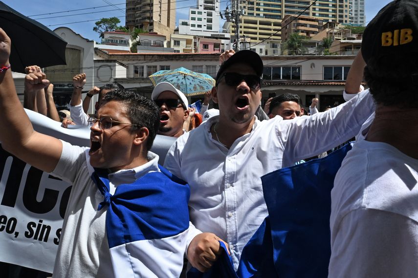 Honduras: Opositores protestan ante comunismo de presidenta Honduras: Opositores protestan ante comunismo de presidenta