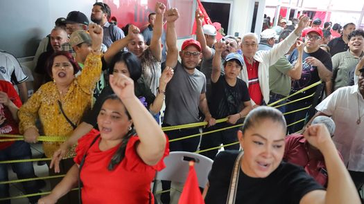 Simpatizantes del partido Libertad y Refundación LIBRE participan durante una manifestación este domingo, en Honduras. EFE Simpatizantes del partido Libertad y Refundación LIBRE participan durante una manifestación este domingo, en Honduras. EFE