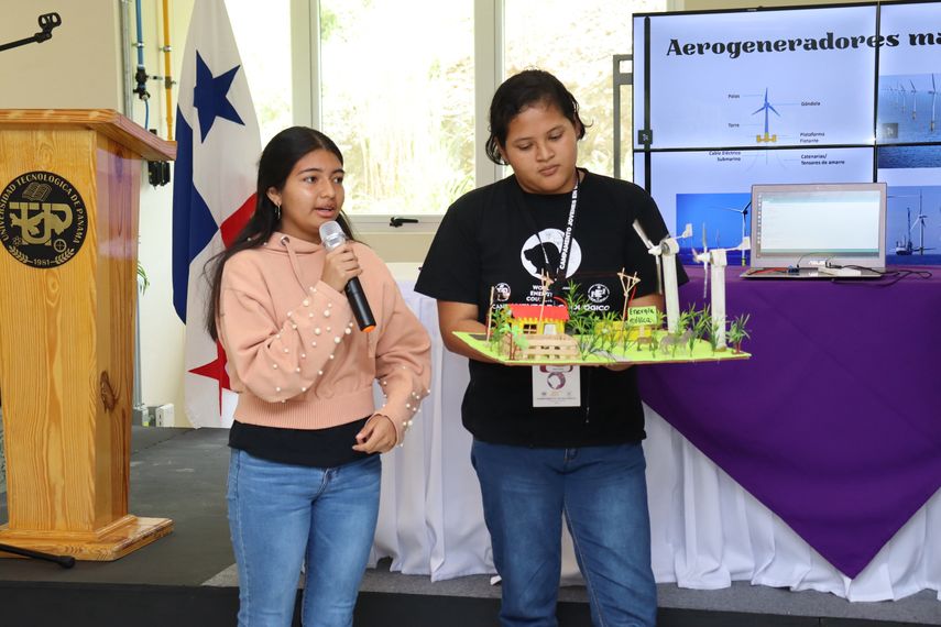 Jóvenes de Panamá Oeste y Coclé se capacitan en tecnología