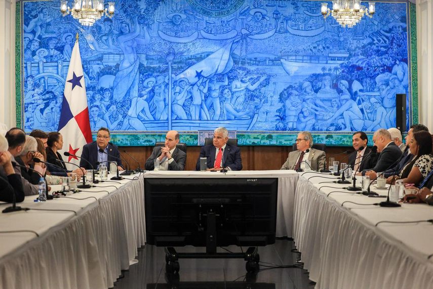 La propuesta incluye cuentas individuales y un aumento en la edad de jubilación, además de eliminar el cálculo de pensión basado en los 10 mejores años de trabajo. Esto, según el PRD, introduce el riesgo de que los trabajadores pierdan sus aportes si no cumplen la edad requerida para jubilarse. La propuesta incluye cuentas individuales y un aumento en la edad de jubilación, además de eliminar el cálculo de pensión basado en los 10 mejores años de trabajo. Esto, según el PRD, introduce el riesgo de que los trabajadores pierdan sus aportes si no cumplen la edad requerida para jubilarse.