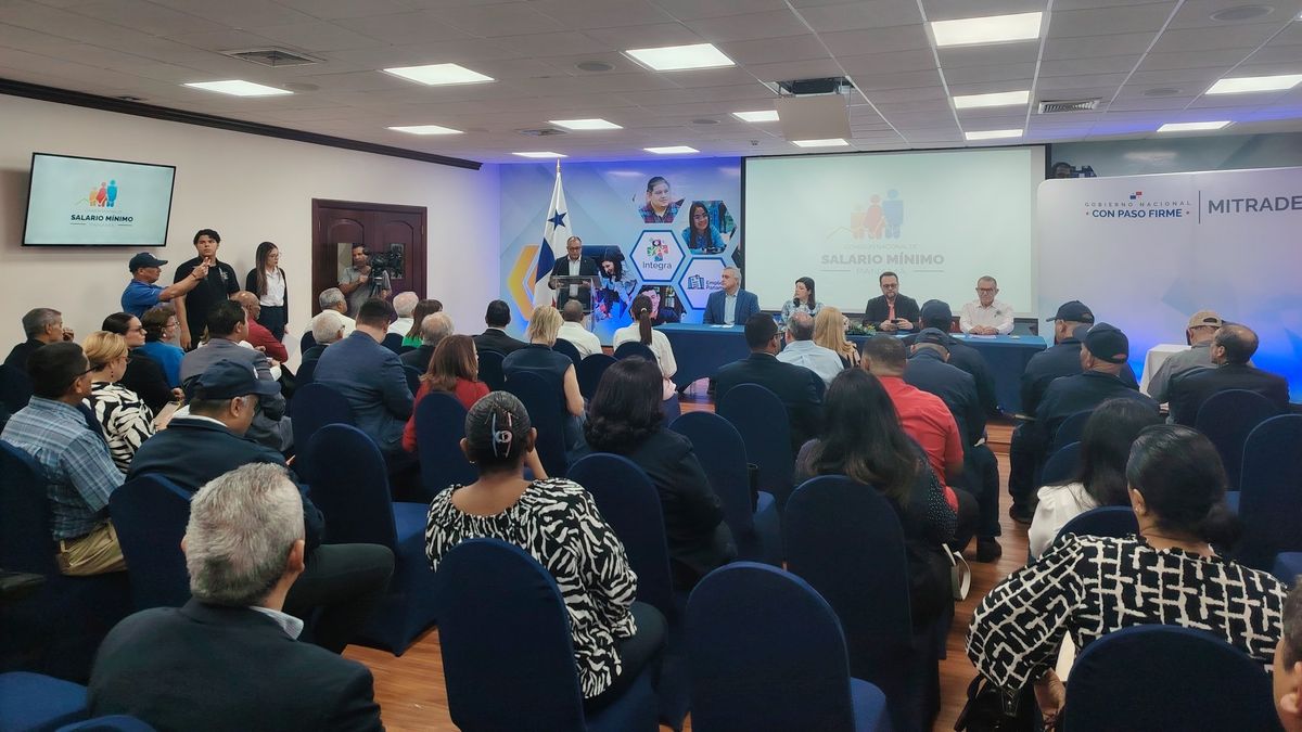 La mesa de salario mínimo esta compuesta por empresarios y trabajadores. La mesa de salario mínimo esta compuesta por empresarios y trabajadores.