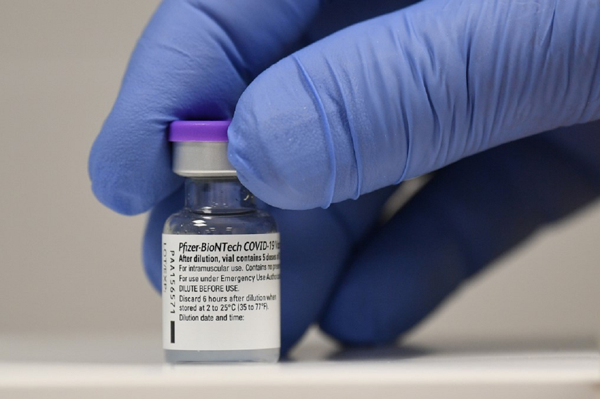 La empresa estadounidense de biotecnología Moderna lanzó el viernes una ofensiva judicial contra Pfizer y BioNTech, acusándolas de infringir patentes sobre tecnologías esenciales para su vacuna de ARN mensajero contra el covid-19.