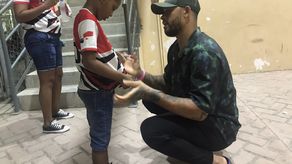 Grandes Ligas Edmundo Sosa alienta a los pequeños a perseguir sus sueños