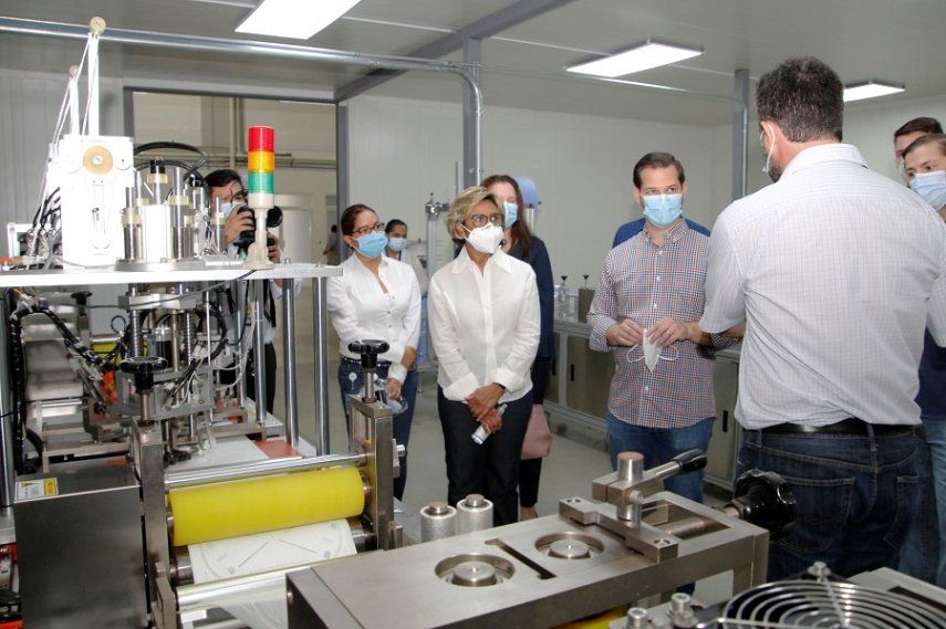 MINSA y MICI inspeccionan empresa de producción de insumos de protección