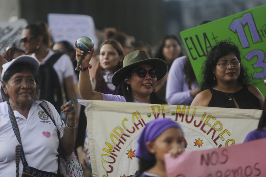 La Ciudad de Panamá se sumó este sábado a las celebraciones globales del Día Internacional de la Mujer, tiñendo sus calles de violeta en una manifestación que destacó la lucha femenina por la igualdad de derechos. La Ciudad de Panamá se sumó este sábado a las celebraciones globales del Día Internacional de la Mujer, tiñendo sus calles de violeta en una manifestación que destacó la lucha femenina por la igualdad de derechos.