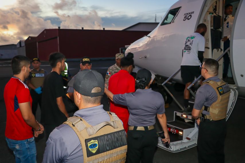 Cuarenta ciudadanos colombianos con estatus migratorio irregular fueron enviados este martes a su país por las autoridades de Panamá, en el marco de un plan que busca desincentivar la migración irregular a través de la selva del Darién, fronteriza con Colombia. Cuarenta ciudadanos colombianos con estatus migratorio irregular fueron enviados este martes a su país por las autoridades de Panamá, en el marco de un plan que busca desincentivar la migración irregular a través de la selva del Darién, fronteriza con Colombia.