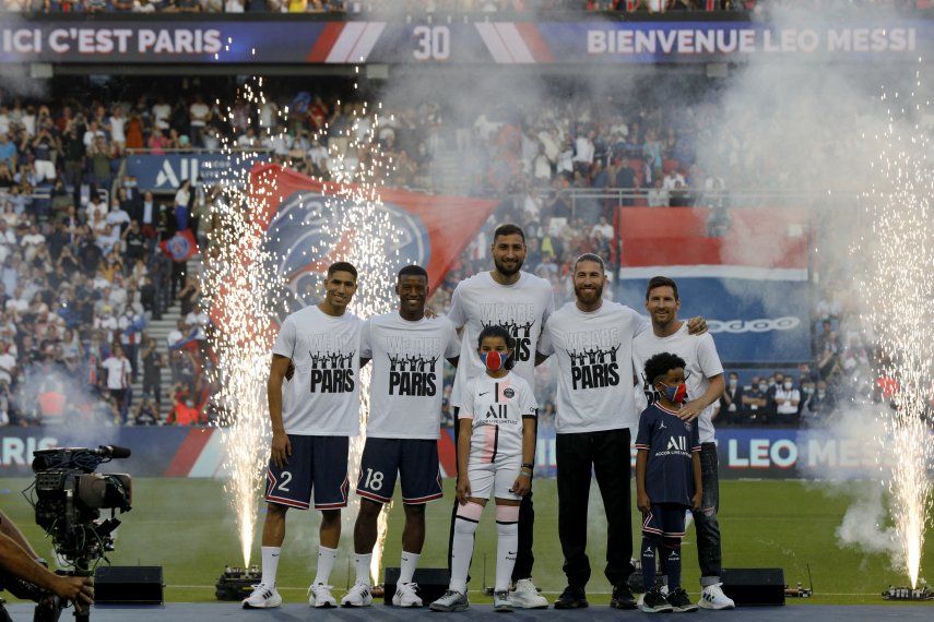 Lionel Messi y Sergio Ramos fueron presentados este sábado en el estadio del PSG.