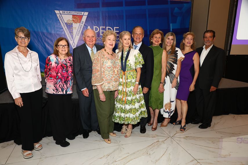 La Asociación Panameña de Ejecutivos de Empresa (APEDE) entregó la Medalla “Vicente Pascual Barquero” 2024 a Yolanda Eleta de Varela, en reconocimiento a su liderazgo ético y responsabilidad social. La Asociación Panameña de Ejecutivos de Empresa (APEDE) entregó la Medalla “Vicente Pascual Barquero” 2024 a Yolanda Eleta de Varela, en reconocimiento a su liderazgo ético y responsabilidad social.