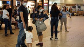 Ecuador reanuda vuelos de pasajeros y reduce toque de queda en medio de pandemia