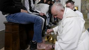 El papa Francisco lava los pies de jóvenes presos