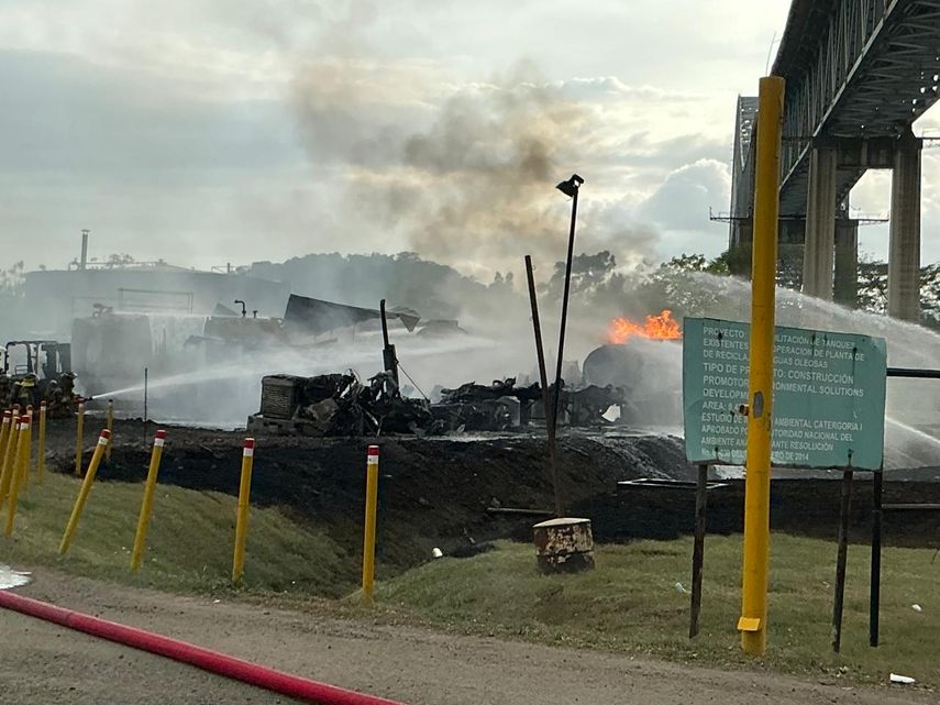 Dos bomberos resultaron heridos en medio de la emergencia.