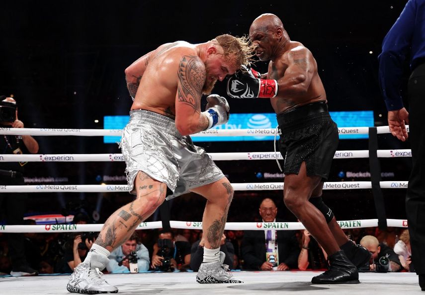 En su primer combate profesional en casi dos décadas, el estadounidense Mike Tyson decepcionó la noche del viernes al encajar una rotunda derrota frente a Jake Paul, un 'youtuber' reconvertido a boxeador. En su primer combate profesional en casi dos décadas, el estadounidense Mike Tyson decepcionó la noche del viernes al encajar una rotunda derrota frente a Jake Paul, un 'youtuber' reconvertido a boxeador. 