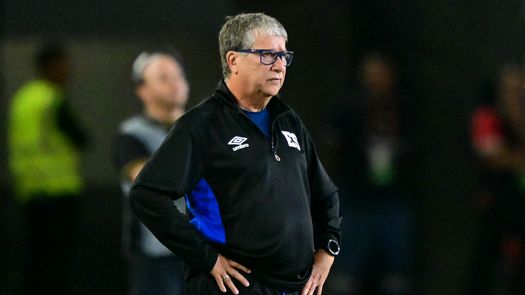 El colombiano Hernán Darío Bolillo Gómez agradeció este miércoles su continuidad como seleccionador de fútbol de El Salvador, anunciada el martes por el presidente del gubernamental Instituto Nacional de los Deportes (INDES) y único aspirante a dirigir la Federación Salvadoreña de Fútbol (Fesfut), Yamil Bukele. El colombiano Hernán Darío Bolillo Gómez agradeció este miércoles su continuidad como seleccionador de fútbol de El Salvador, anunciada el martes por el presidente del gubernamental Instituto Nacional de los Deportes (INDES) y único aspirante a dirigir la Federación Salvadoreña de Fútbol (Fesfut), Yamil Bukele.