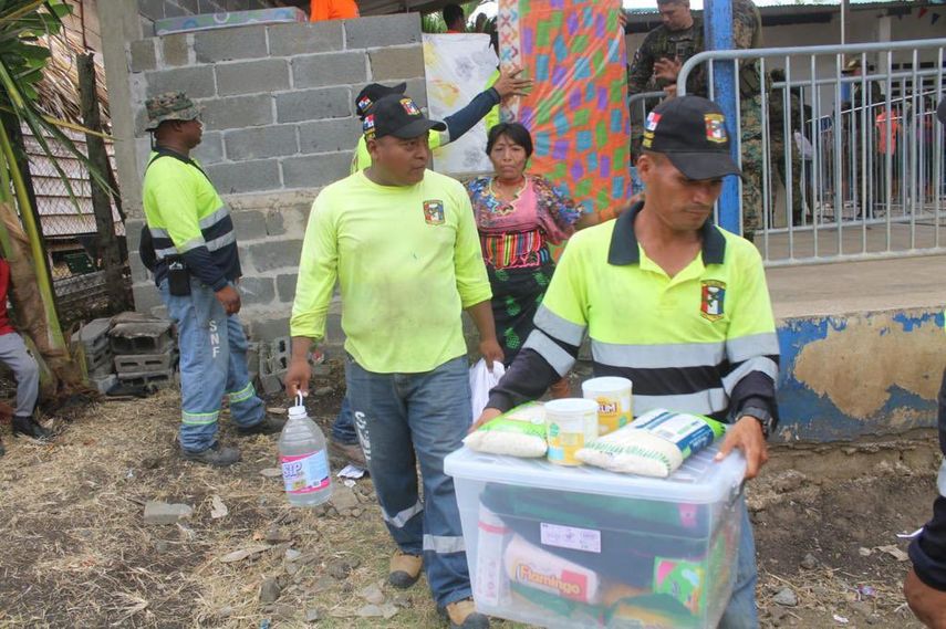 Unas 1,500 bolsas de comida, 500 cajas de agua de 24 unidades cada una y 150 kits de aseo, fueron entregados a las 11 de la mañana de este domingo, en la comarca Wargandí a las familias afectadas por el incendio del pasado viernes 3, en la comunidad de Wala, informó el Gobierno Nacional.
